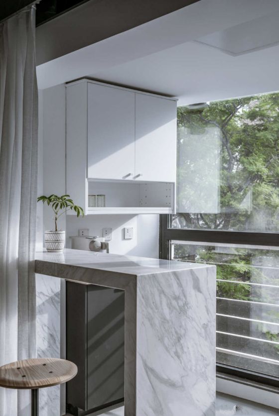 宅女的43㎡小窩，她堅持不鋪地、不買床，全屋毛坯風卻很耐看