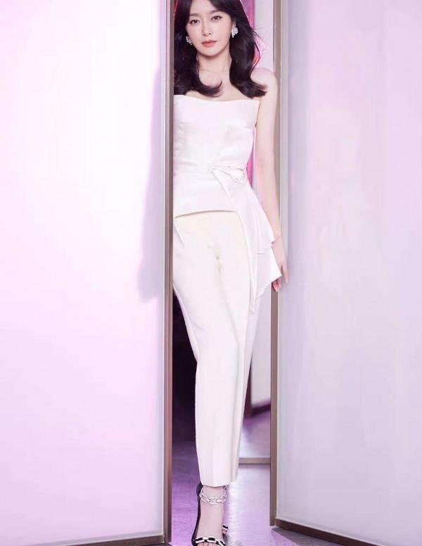 42歲秦嵐套裝穿搭,打破年齡限制,一點也不像“老阿姨” 42歲秦嵐套裝穿搭,打破年齡限制,一點也不像“老阿姨”