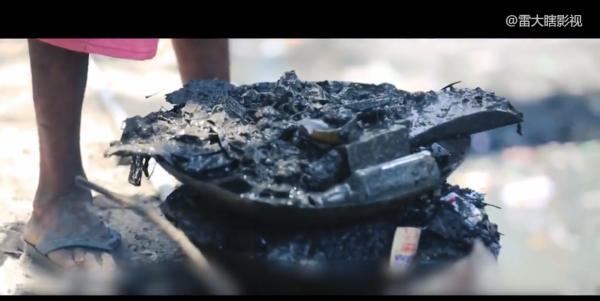 印度掏糞工:徒手幹活又髒又危險,每隔5天就會有人身亡!紀錄片 印度掏糞工:徒手幹活又髒又危險,每隔5天就會有人身亡!紀錄片