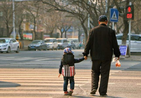 為啥老人身上有一股怪味?建議50歲後,遠離4個習慣,老了或沒味 為啥老人身上有一股怪味?建議50歲後,遠離4個習慣,老了或沒味