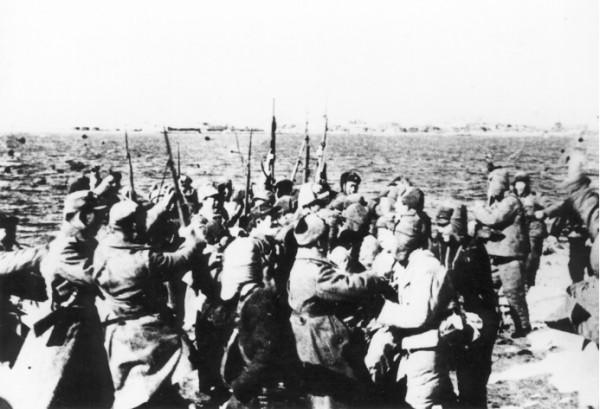 長津湖之戰中，一位失散的志願軍傷員突遇美軍坦克