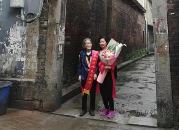 99歲抗戰女兵離家70年，終圓夢迴故鄉，在孫中山照片前敬了個軍禮