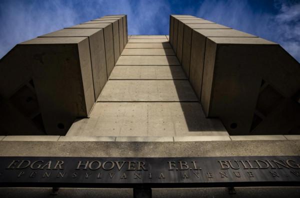 外國小哥拒絕給FBI當線人，從此被親友當空氣，生活成了無形地獄