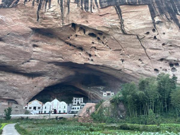 釣魚途中遇奇景，不得不說大自然是最巧的工匠