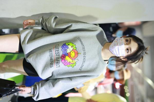 宋祖兒穿衛衣現身機場 玩下衣失蹤