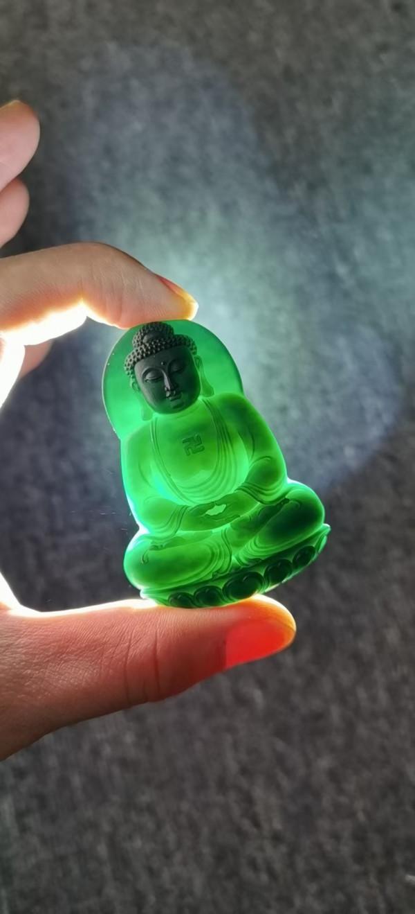 如何用強光手電燈看表面黑打燈綠的玉石翡翠？