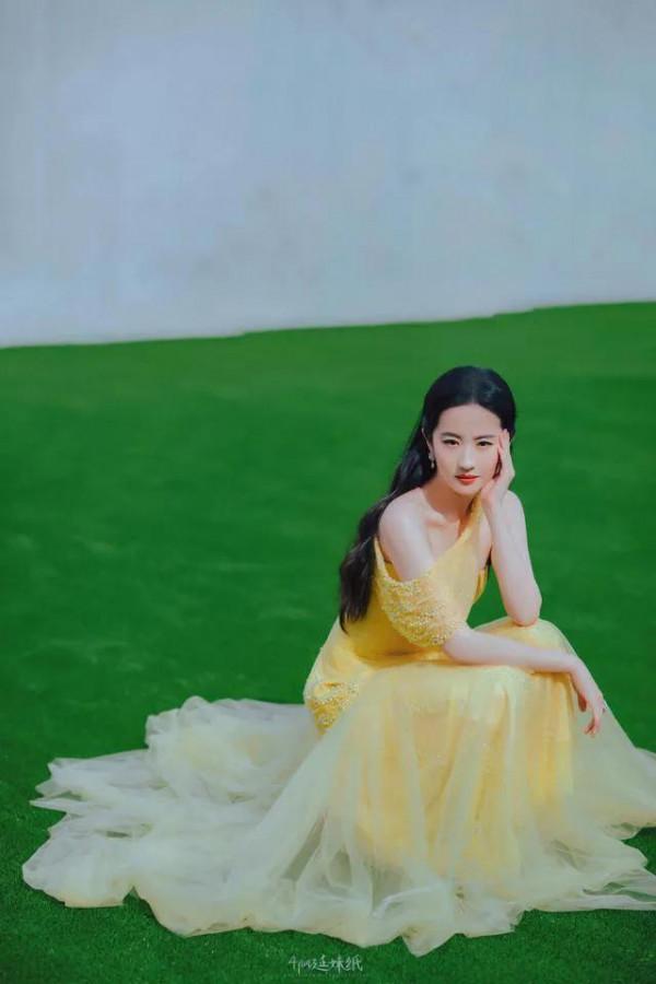 劉亦菲穿一襲黃裙，仙氣滿滿，宛若畫報裡的公主