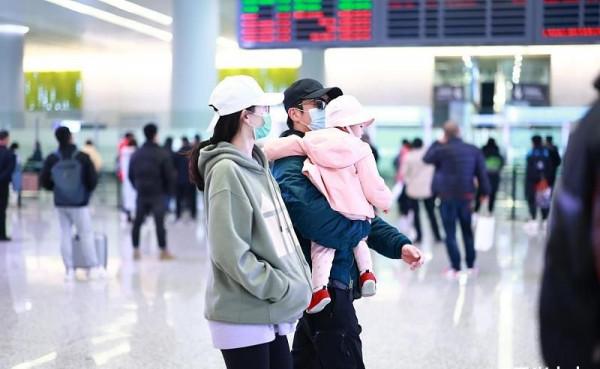 苗苗一家三口首次走機場，鄭愷發福成大叔她卻暴瘦，女兒長相曝光