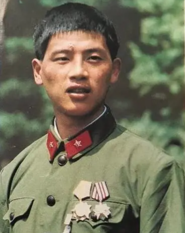 戰士王高銀：吃飯時怒視越軍，飯後炸死15名敵軍，57歲仍身形矯健