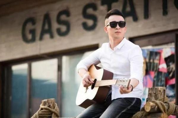 10年前爆火的旭日陽剛,如今差別大,一個年入百萬一個只能去搬磚 10年前爆火的旭日陽剛,如今差別大,一個年入百萬一個只能去搬磚