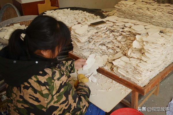 山村村民天天“坐”在家裡，收入卻成倍增長，看是怎麼回事