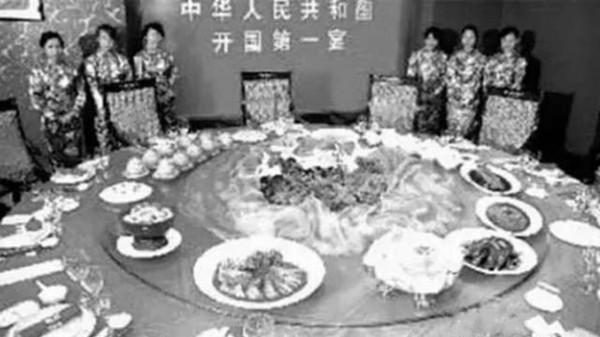 1959年人民大會堂舉辦國宴，天花板上藏著50個人，他們是誰呢？