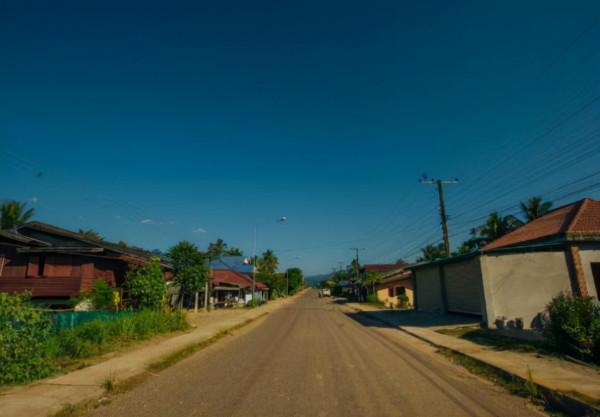 在寮國，不要隨便進門口掛樹枝的人家，導遊：否則自討苦吃