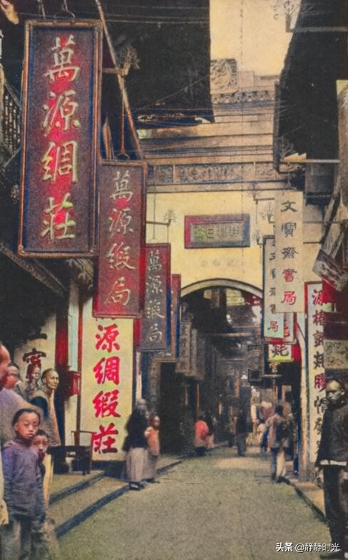 晚清老照片：太監抬著總統女兒去見慈禧太后，男子辮子長到挨地