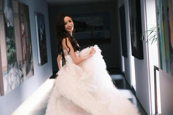 佟麗婭最新白色羽毛流蘇拖地長裙