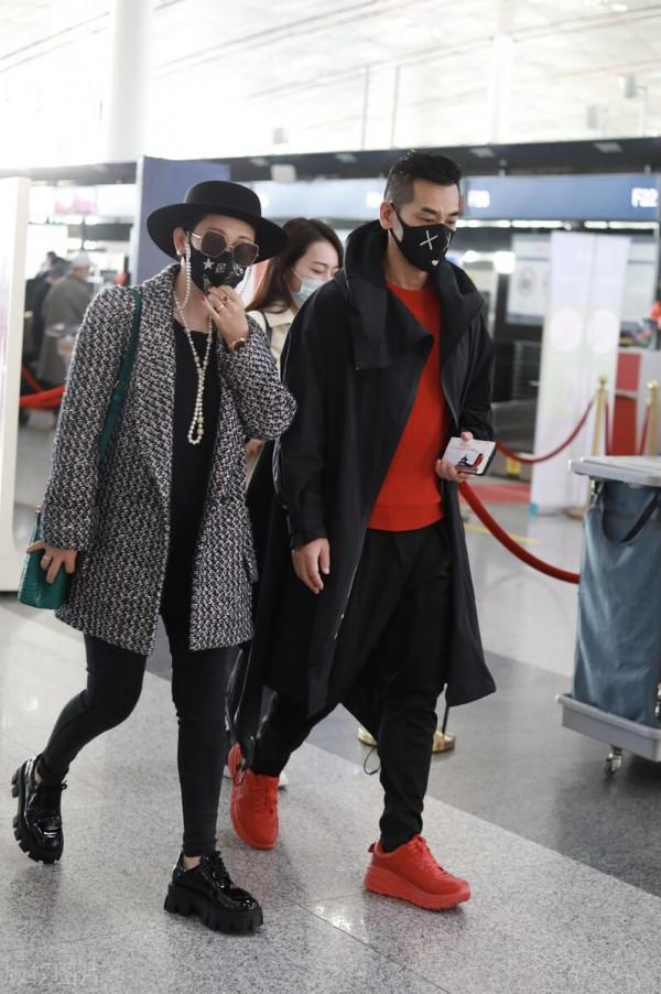 49歲趙文卓機場秀恩愛攜嬌妻張丹露十指緊扣超暖心