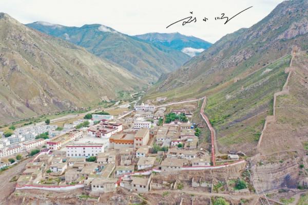 西藏昌都的小眾古鎮，還有一段古長城，知名度卻不高，遊客還不多