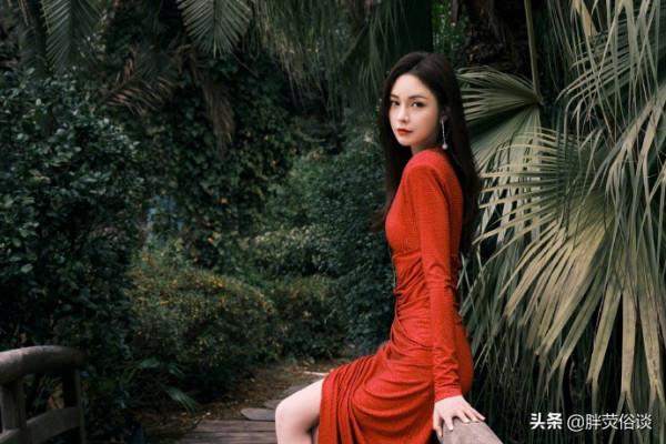 沈夢辰一身紅裙配上齊肩短髮，美麗大方