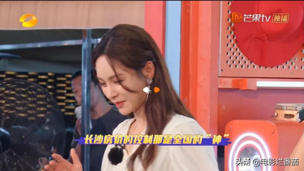 芒果臺真敢想，鳳凰傳奇被網約車小哥驚到，這露天K歌節目太帶勁