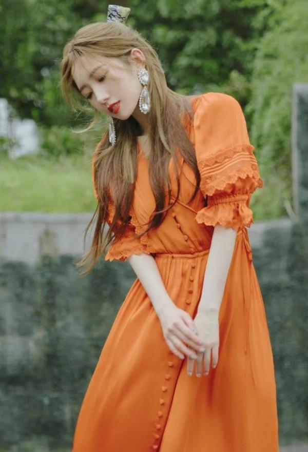 孟美岐焦糖調初秋寫真，泡泡袖長裙溫柔慵懶，鑽石耳飾個性誇張