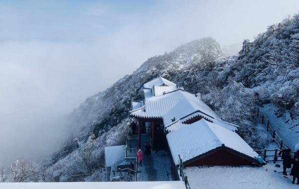 老君山得雪景.