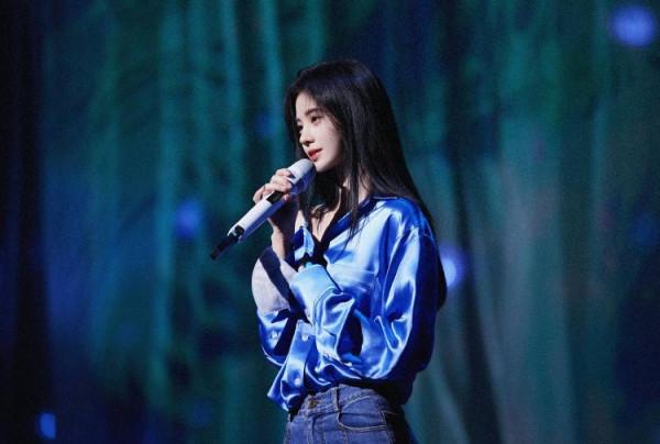 鞠婧禕彩排照曝光 穿藍色露肩衣清純動人