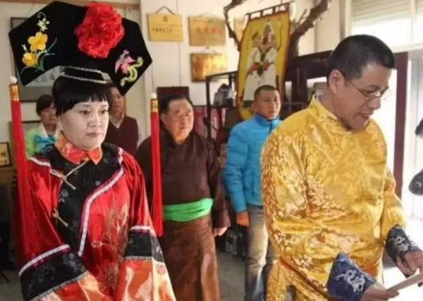 乾隆七世孫手戴帝王扳指,曾號召百官公開祭祖,至今仍穿龍袍 乾隆七世孫手戴帝王扳指,曾號召百官公開祭祖,至今仍穿龍袍