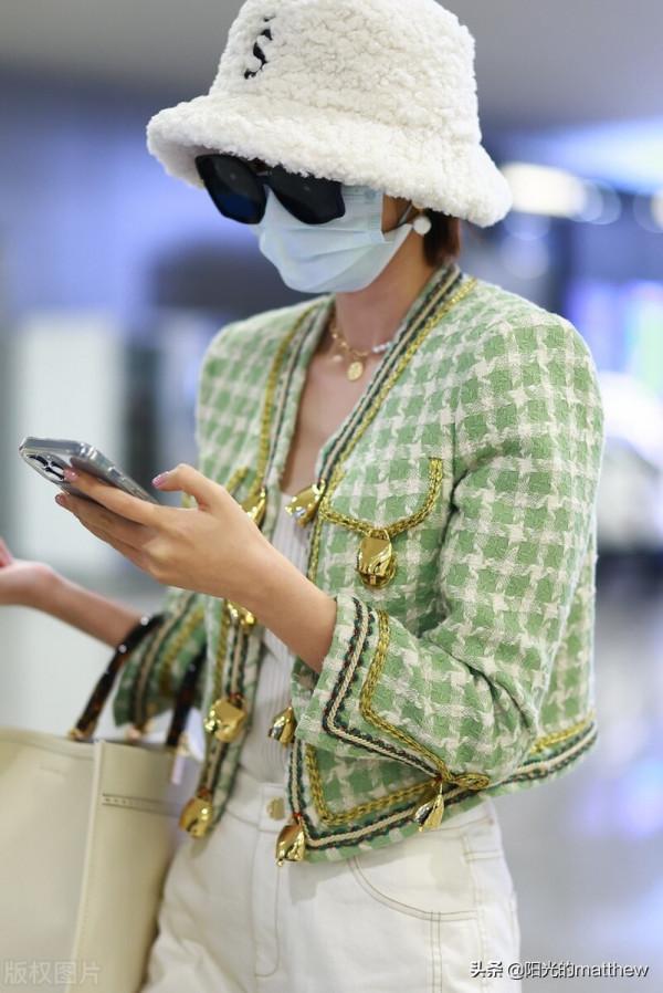 唐藝昕小香風外套精緻優雅，身材纖瘦走路優雅名媛範兒