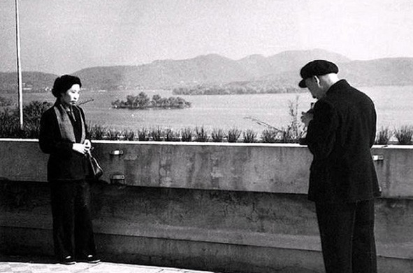 83年王光美重返毛主席故居，臨走留下一句話：您永遠的學生王光美