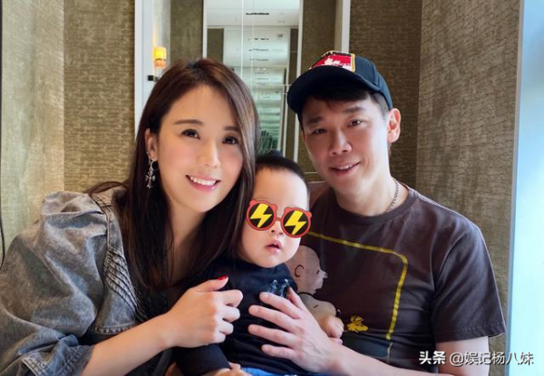 52歲陶喆近照老太多，臉部消瘦，法令紋重，和小17歲妻子像兩代人