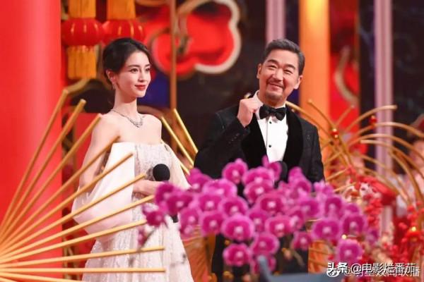 衛視春晚比美：baby離婚後美呆，關曉彤衣品沒得挑，楊冪驚豔全場