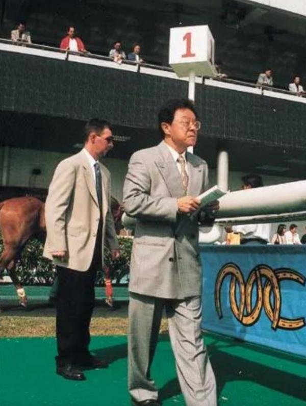 2006年董驃去世，葬禮上成龍曾志偉扶靈，四妻七子為何不爭奪遺產