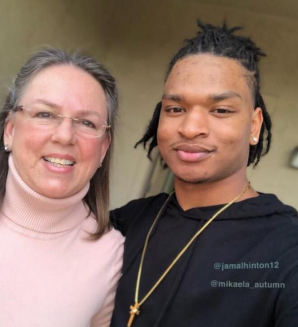 美國奶奶給孫子發簡訊發錯人 結果陌生男子6年間每年都來陪她過節 美國奶奶給孫子發簡訊發錯人 結果陌生男子6年間每年都來陪她過節