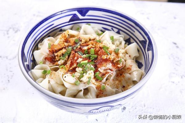 自己在家做油潑面，只需一塊錢就搞定，好吃不貴，還省事