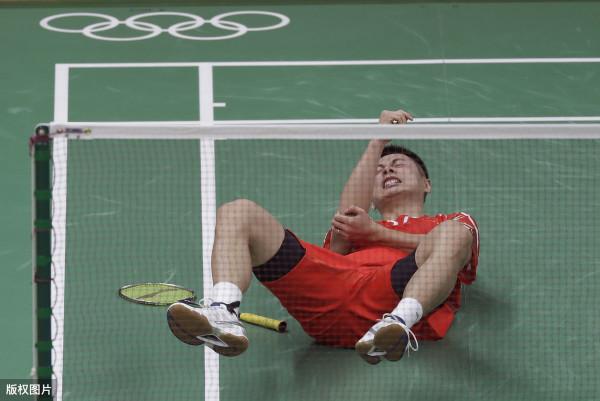 擊球姿勢不正確、對所用器材不當選擇,手臂關節處易受傷,要留意 擊球姿勢不正確、對所用器材不當選擇,手臂關節處易受傷,要留意