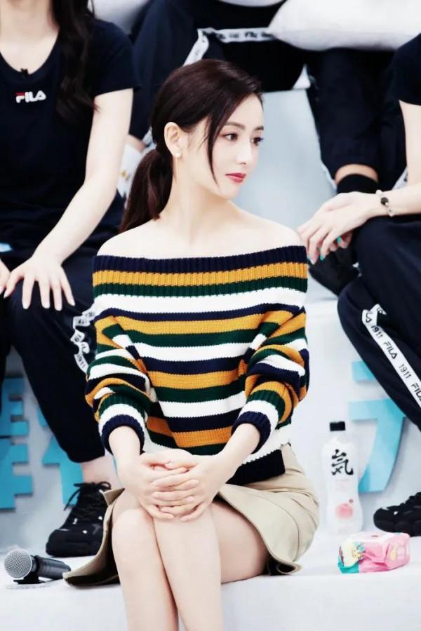 佟麗婭元氣滿滿，一顰一笑都美得讓人移不開眼，溫柔可人