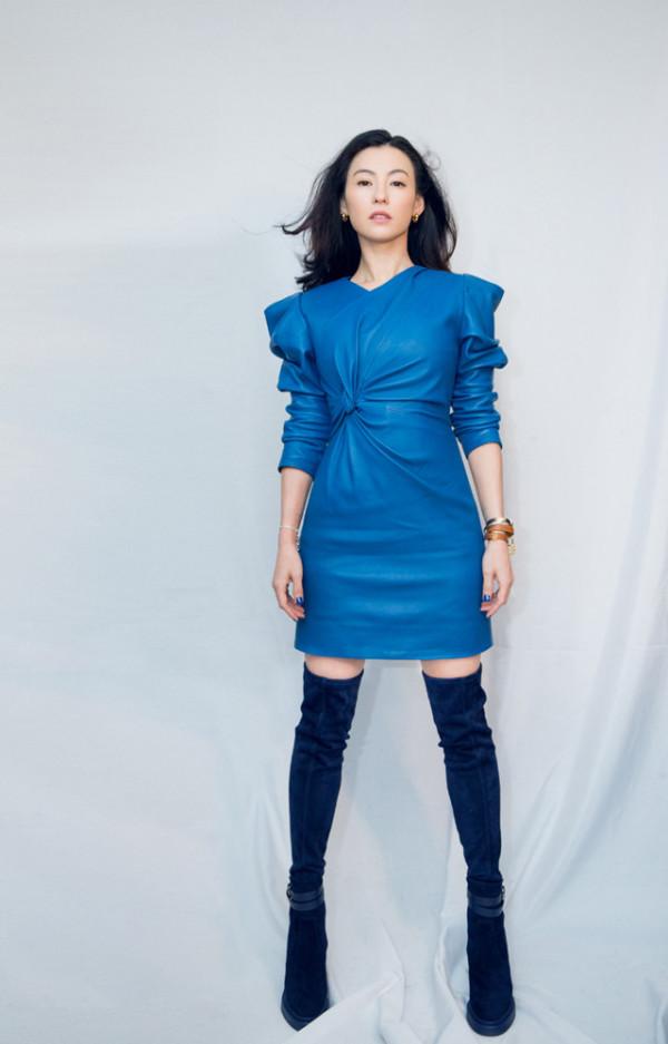 張柏芝穿紅西裝演繹“大女人風”，原來時尚真的和年齡無關