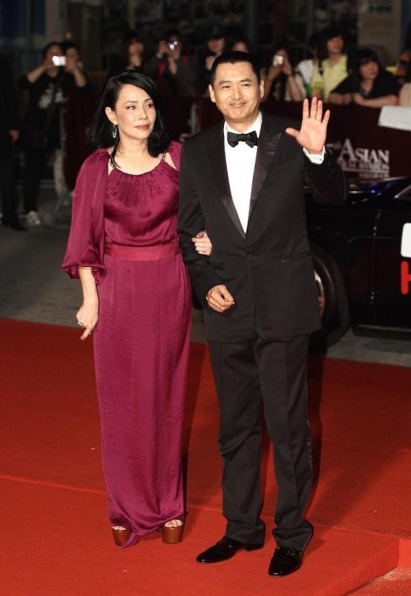 周潤發和陳薈蓮攜手亮相,穿黑色西裝+暗紅色禮服,夫妻默契滿分 周潤發和陳薈蓮攜手亮相,穿黑色西裝+暗紅色禮服,夫妻默契滿分