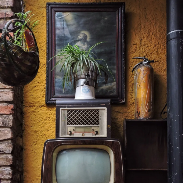 用裝飾畫裝點室內空間時，應注意哪些方面？