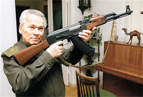 本拉登生前的最後一組照片曝光，身邊一直帶著一把槍