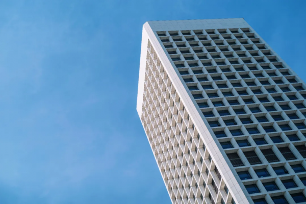 住進愛馬仕橙的房間，躺在高空看海景