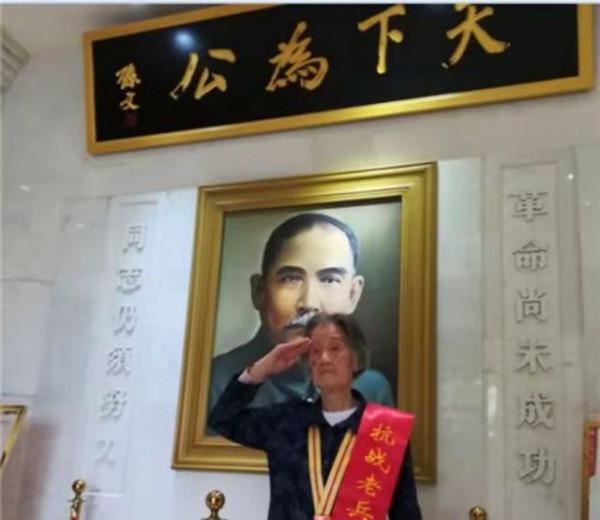 99歲抗戰女兵離家70年，終圓夢迴故鄉，在孫中山照片前敬了個軍禮