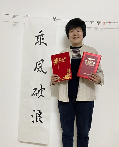 “書法女孩”瑩雅：跟罕見病掰腕子