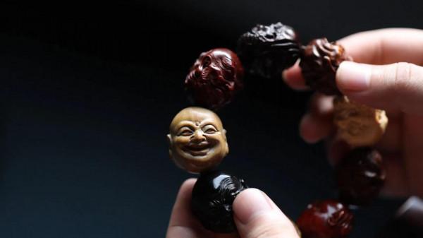 快來欣賞一下得意之作十八羅漢雙面多寶手串嘿嘿