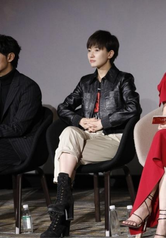 焦俊豔不改帥氣打扮，穿皮衣配工裝褲真有型，同框陳數還挺颯的