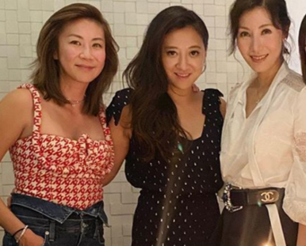 郭晶晶出席時裝秀，與一眾富豪名媛合照穩站C位，40歲凍齡似少女