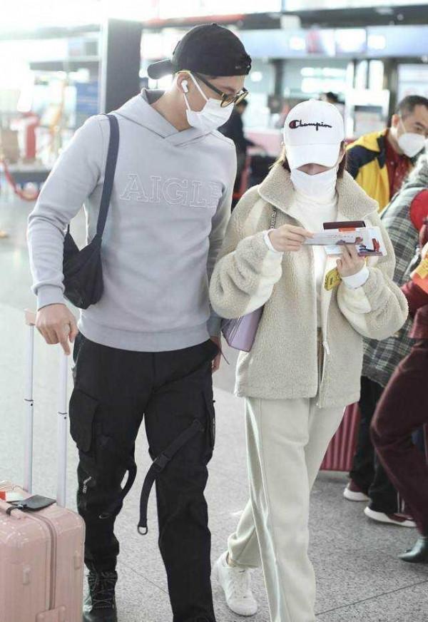 何超蓮和竇驍的衣品真挺像的,倆人穿休閒裝,感覺就像普通人 何超蓮和竇驍的衣品真挺像的,倆人穿休閒裝,感覺就像普通人