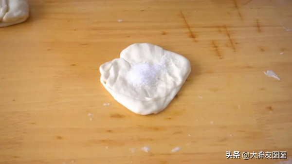 冬天最愛吃熱乎乎的糖餅,不用發麵,在家做超簡單,層層起酥 冬天最愛吃熱乎乎的糖餅,不用發麵,在家做超簡單,層層起酥