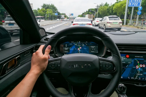 18萬多帶滬牌，插混SUV好選擇——領克01 PHEV