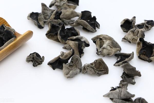 烙韭菜餅時，和麵要酵母粉嗎？瞭解1個簡單方法，麵皮涼了也柔軟